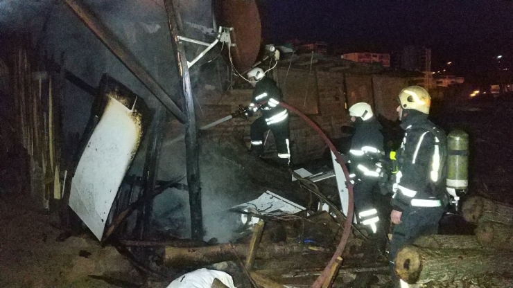 Kereste Atölyesinde Çıkan Yangın Büyümeden Söndürüldü