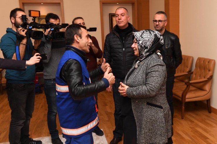 Türk Bayrağını Yerden Alıp Öpen Temizlik İşçisine Başkan Döğücü’den Teşekkür