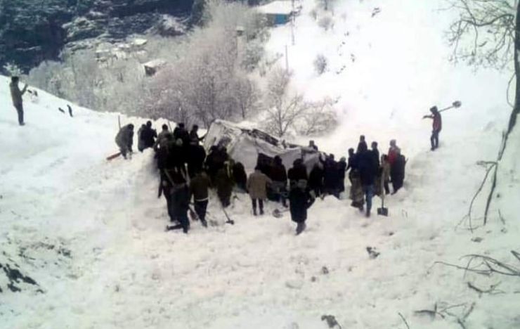 Yolcu Minibüsünün Üzerine Çığ Düştü