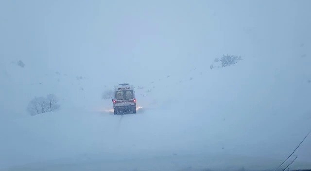 Yolu Kardan Kapanan Köyde Mahsur Kalan Yaşlı Adam, Hastaneye 11 Saatte Ulaştırıldı