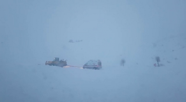 Yolu Kardan Kapanan Köyde Mahsur Kalan Yaşlı Adam, Hastaneye 11 Saatte Ulaştırıldı