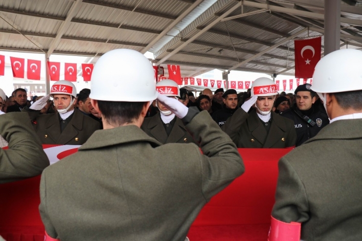 Suriye Şehidi Gözyaşlarıyla Defnedildi