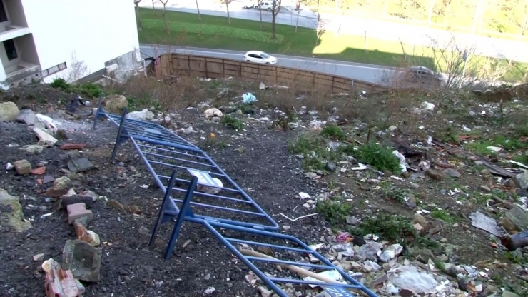 Arda Turan’ın Otel İnşaatı Nedeniyle Mağdur Olan Vatandaşlar Hasar Gören Evlerde Yaşıyor