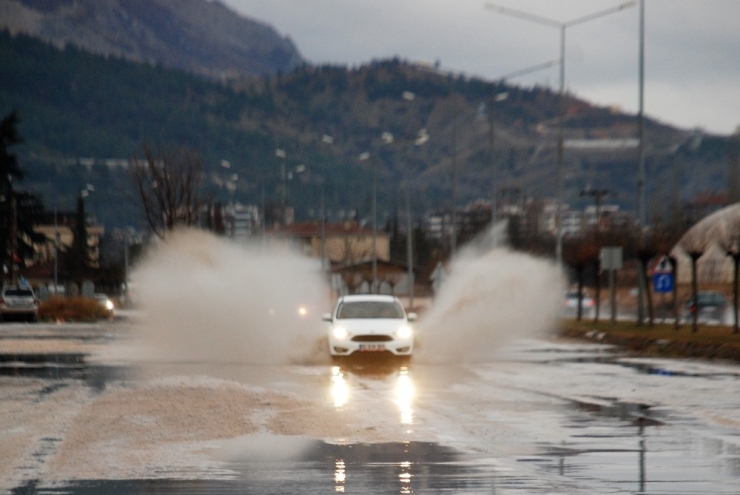 Yoldaki Su Birikintisi Kazaya Davetiye Çıkartıyor