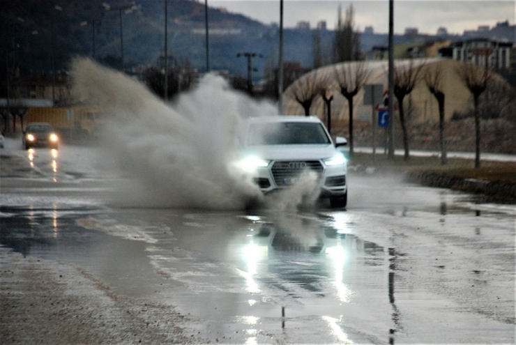 Yoldaki Su Birikintisi Kazaya Davetiye Çıkartıyor