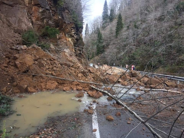 Şalpazarı-acısu Yolunda Heyelan