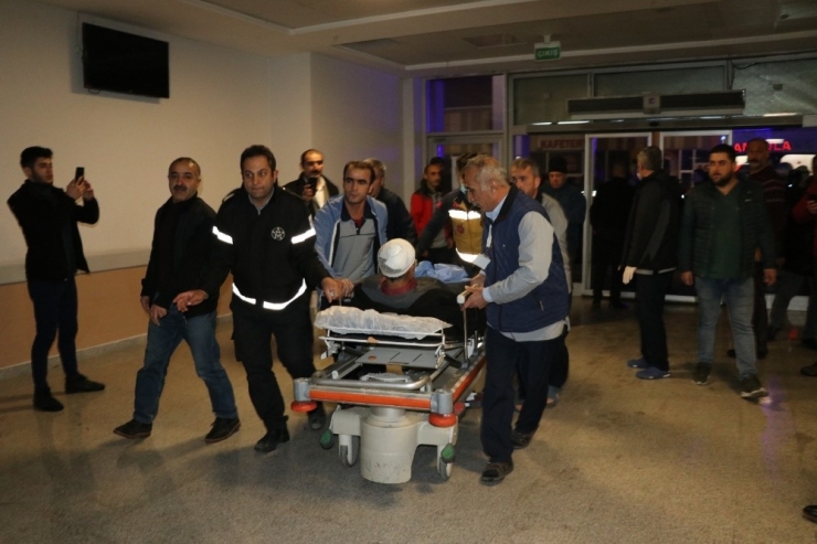 Üzerine Çığ Düşen Minibüsten Sağ Kurtulan 5 Kişi Hastaneye Kaldırıldı