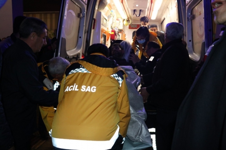 Üzerine Çığ Düşen Minibüsten Sağ Kurtulan 5 Kişi Hastaneye Kaldırıldı