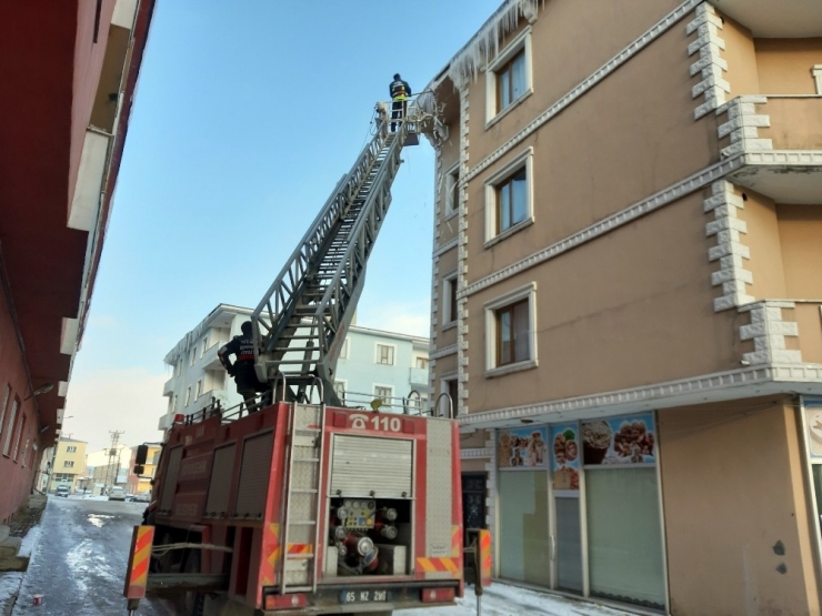 Van’da Tehlike Saçan Buz Sarkıtları Temizlendi