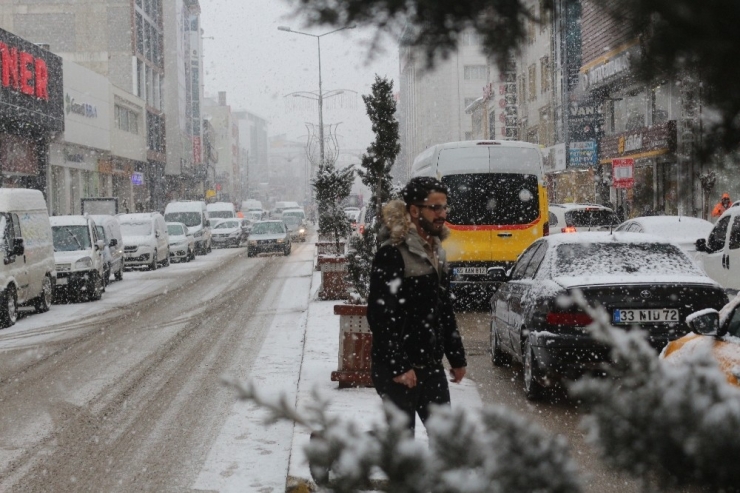 Van’da Lapa Lapa Kar Yağışı