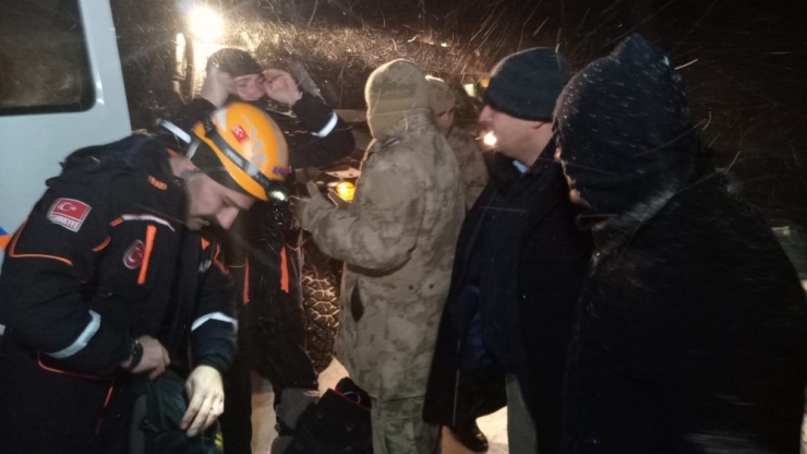 Çığ Altında Kalan Minibüsü Arama Çalışmaları Başlatıldı