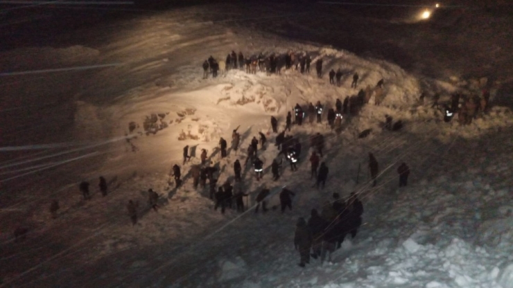 Çığ Altında Kalan Minibüsü Arama Çalışmaları Başlatıldı