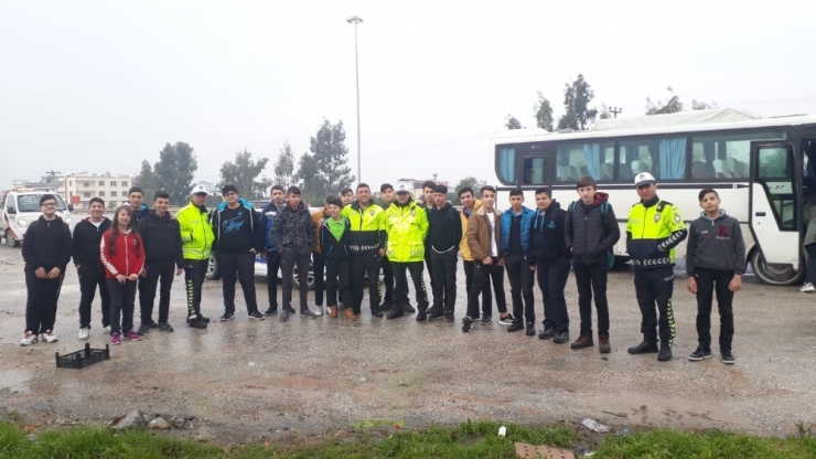 Polis Bağladığı Servisteki Öğrencileri Mağdur Etmedi