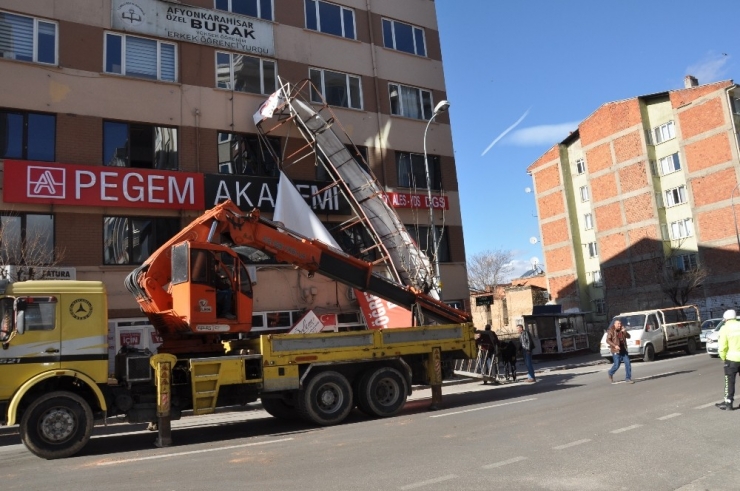 Şiddetli Rüzgar Tabelayı Uçurdu