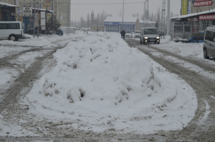 Kar Yağışını Eğlenceye Çevirdiler