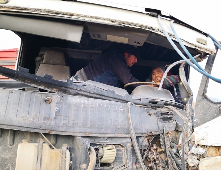 İki Tırın Çarpıştığı Kazada Sürücülerden Biri Kabinde Sıkıştı