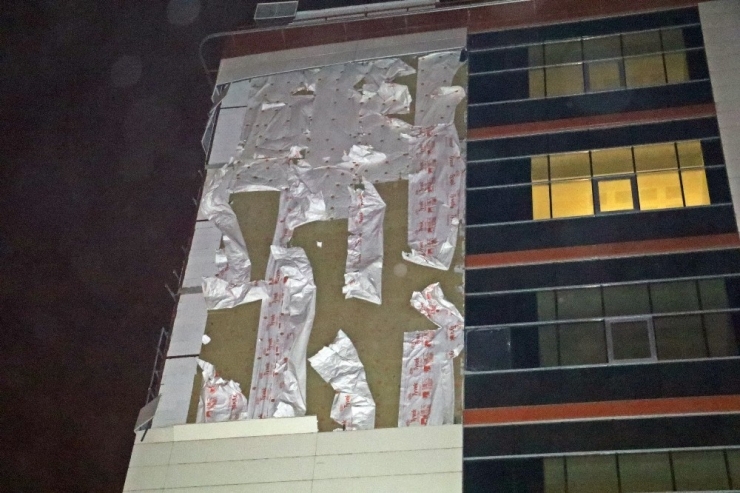 Antalya’da Fırtına Hastanenin Dış Cephe Kaplamasını Söktü