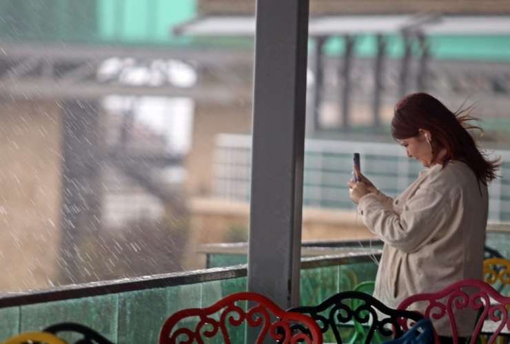 Yağmurdan Korunmak İçin Açılan Şemsiyeler, Fırtınayla Tersine Döndü