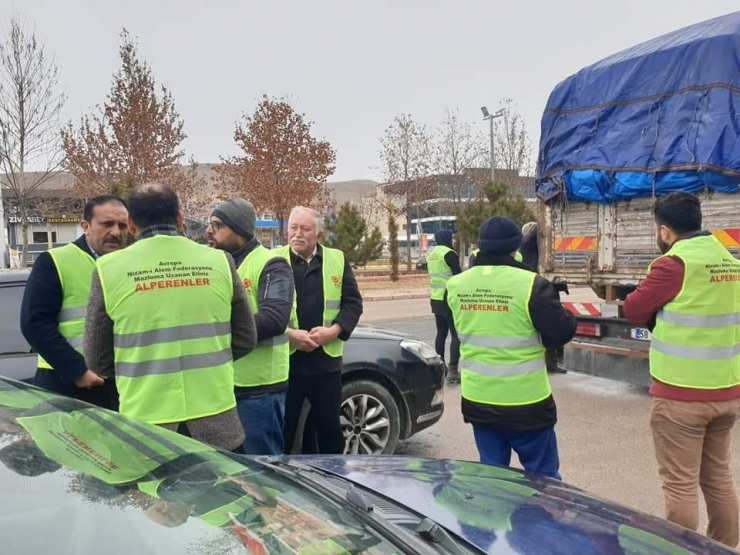 Alperenlerden Depremzedelere Yardım Eli