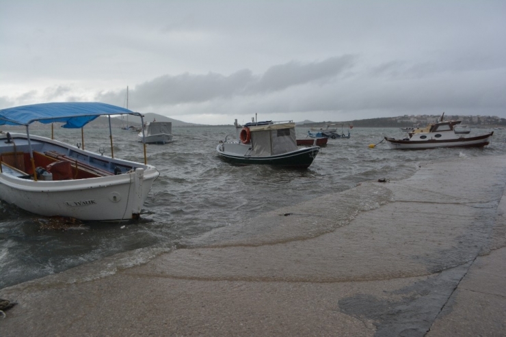 Balıkesir’de Fırtına Ve Yağış Etkili Oldu