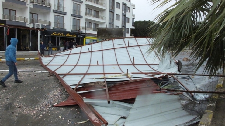 Edremit’te Uçan Çatı Aracın Önüne Düştü: 1 Yaralı