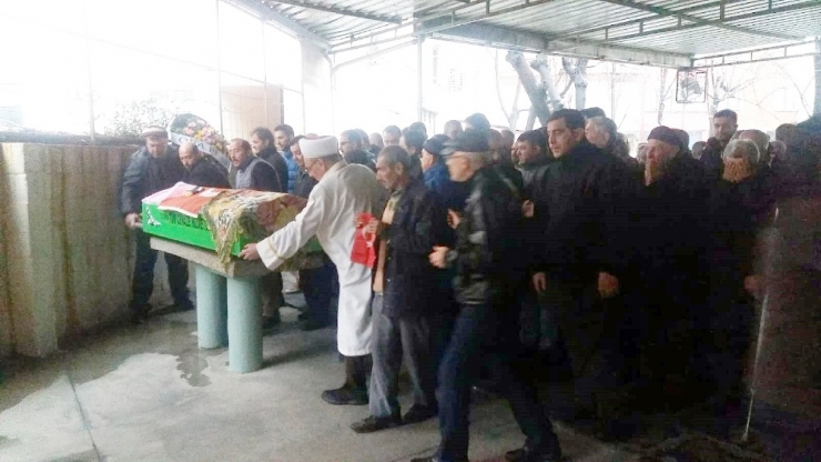 Annesini Bıçakladıktan Sonra Balkondan Atlayan Genç Kız Toprağa Verildi