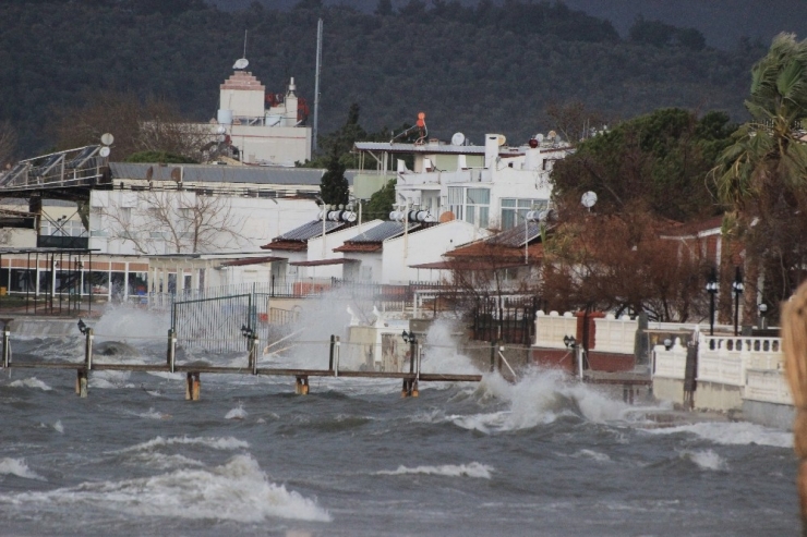 Hızı Yüz Kilometreyi Bulan Lodos Hayatı Olumsuz Etkiliyor