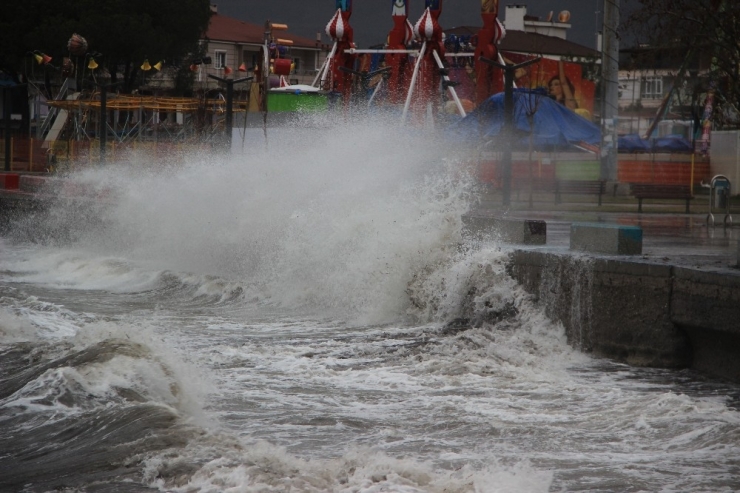 Hızı Yüz Kilometreyi Bulan Lodos Hayatı Olumsuz Etkiliyor