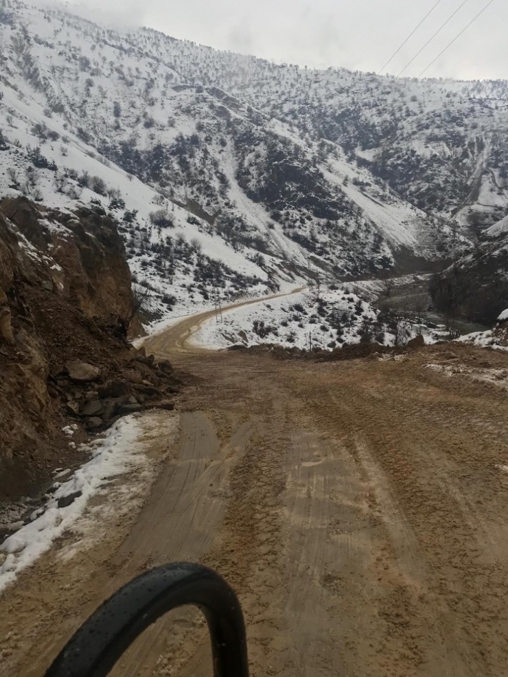 Heyelan Sonrası Yolu Kapatan Dev Kayalar Temizlendi