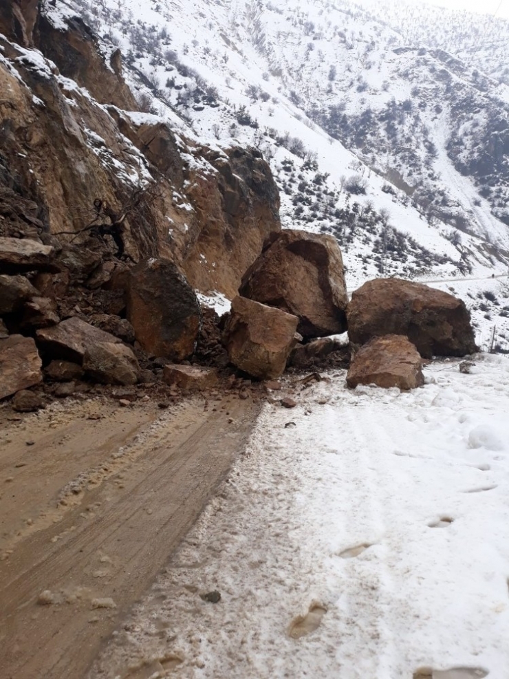 Heyelan Sonrası Yolu Kapatan Dev Kayalar Temizlendi