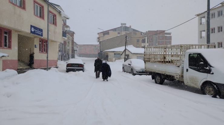 Bingöl’de Kar 252 Köy Yolunu Kapattı, Karlıova’da 1 Metreye Yaklaştı