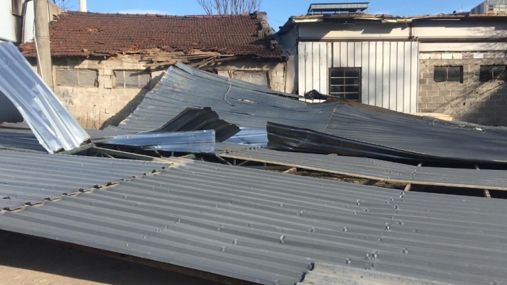 Lodos Çatıyı Uçurdu 3 Araç Zarar Gördü