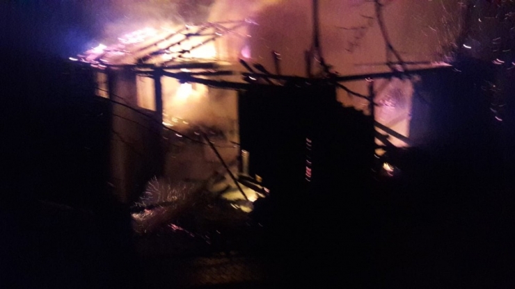 İnegöl’de İki Katlı Ev Yanarak Kül Oldu