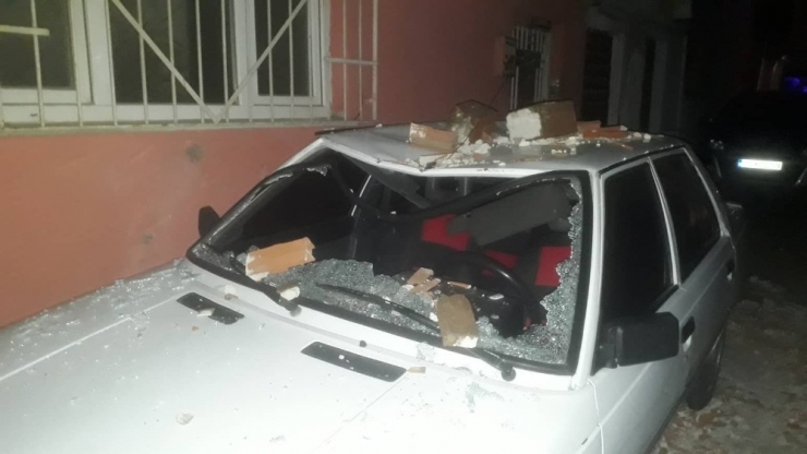 Lodosun Etkisiyle Yıkılan Tuğlalar Aracı Kullanılamaz Hale Getirdi