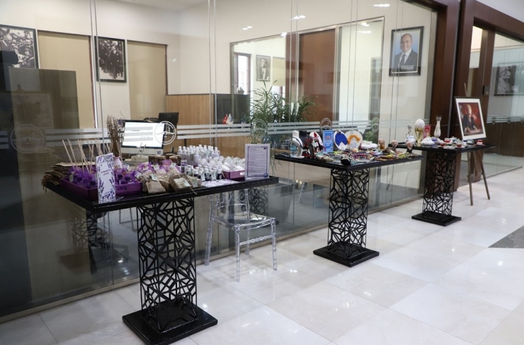 Büyükçekmeceli Kadınlar El Emeği Ürünlerini Belediye Binasında Satışa Sundu