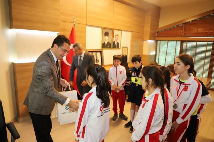 Çocuk Oyunlarında Türkiye 2’ncisi Olan Örencilerden Kaymakam Sinanoğlu’na Ziyaret