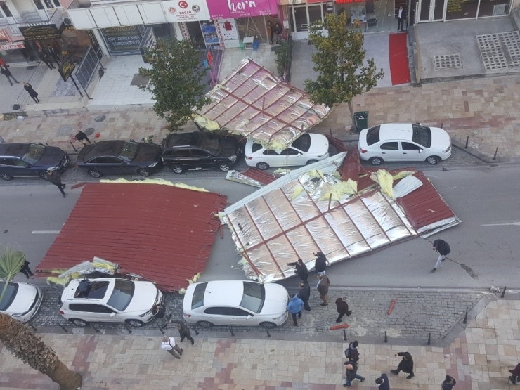 Şiddetli Rüzgarın Uçurduğu Çatı Araçların Üzerine Devrildi