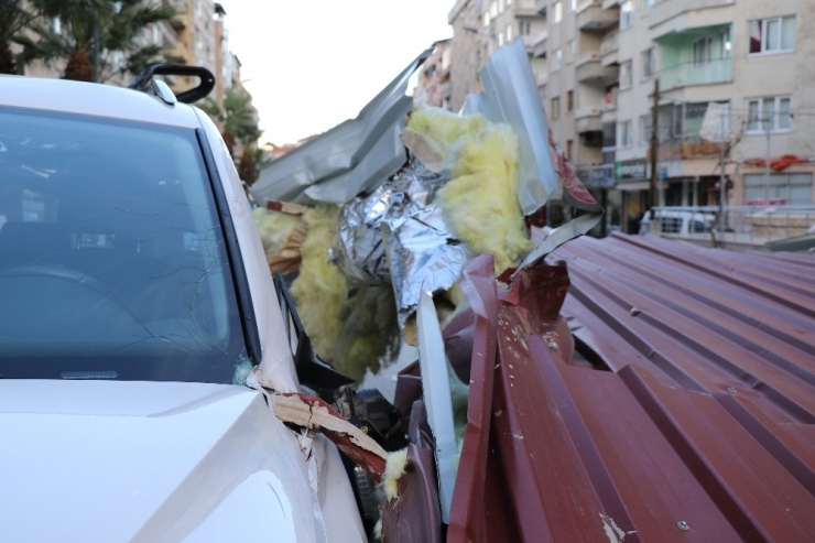 Uçan Çatının Üstlerine Düşmesinden Son Anda Kurtuldular
