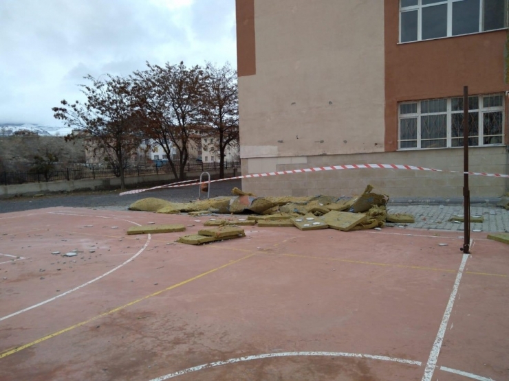 Şiddetli Esen Rüzgar, Okulun Dış Kaplama Malzemelerini Yerinden Söktü