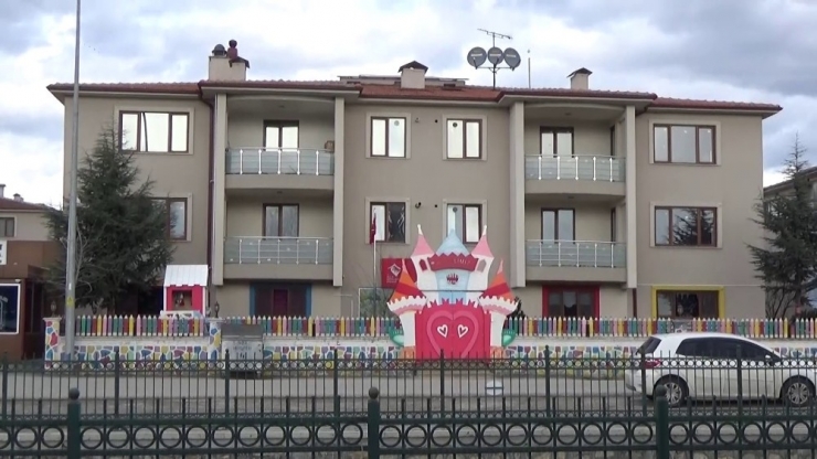 2 Yaşındaki Çocuğu Döven Kreş Öğretmenin Çalışma Raporu İptal Edildi