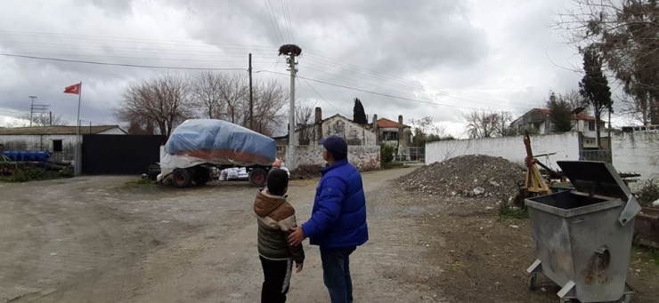 Leyleği İlk Gören Minik Enes, Un Çuvalını Kaptı