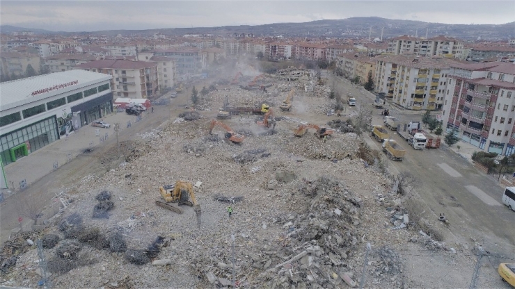 Elazığ’da 4 Bin 600 Bina İçin Yıkım Kararı Verilmişti, Çalışmalar Aralıksız Devam Ediyor