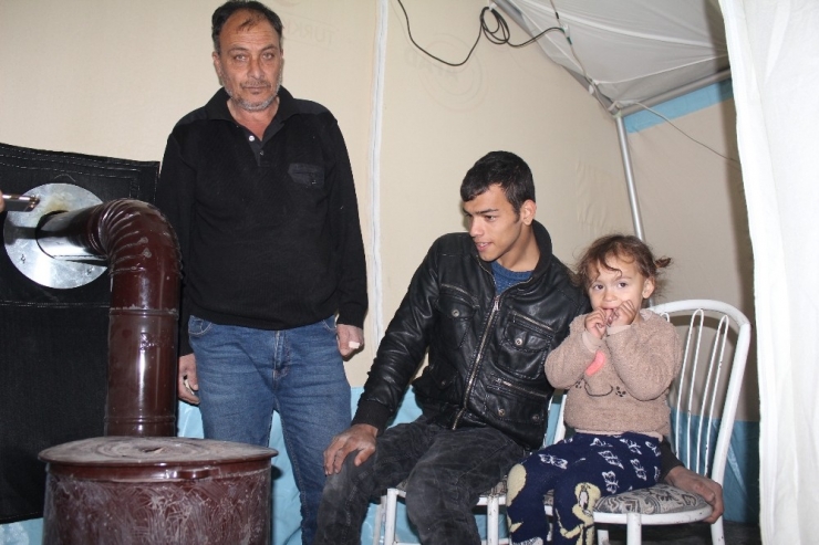 Engelli Depremzede, Çadırda Ailesiyle Yaşama Tutundu