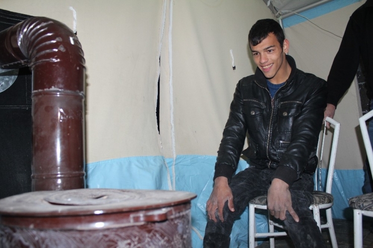 Engelli Depremzede, Çadırda Ailesiyle Yaşama Tutundu