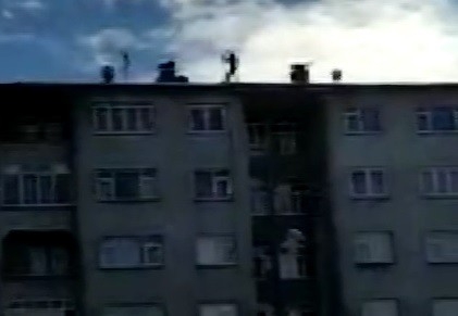 Çatıda Ölümüne Kar Temizliği