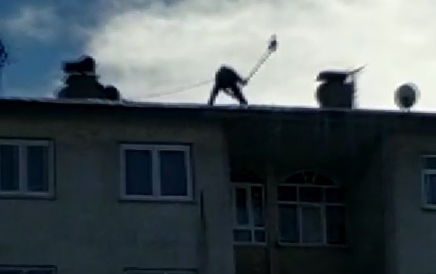 Çatıda Ölümüne Kar Temizliği