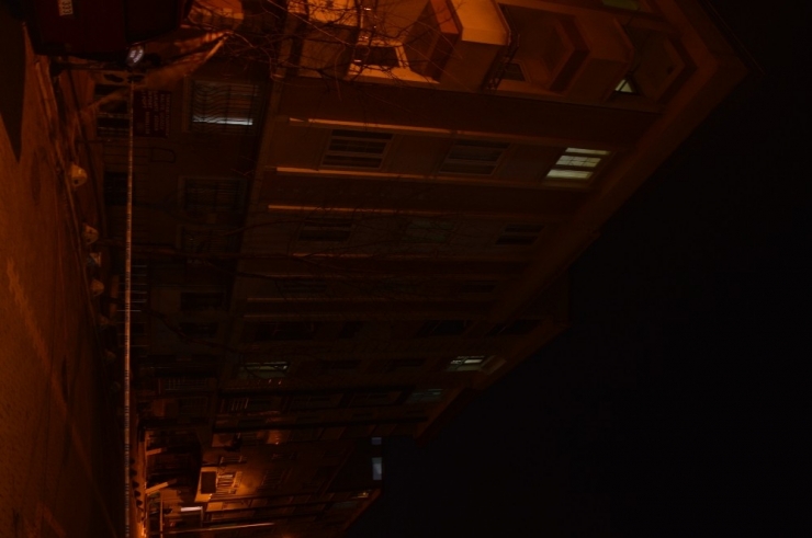 Esenyurt’ta Şiddetli Rüzgâr 4 Katlı Binanın Çatısını Uçurdu