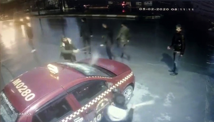 Esenyurt’ta Taksinin Camlarını Sopalarla Böyle Kırdılar