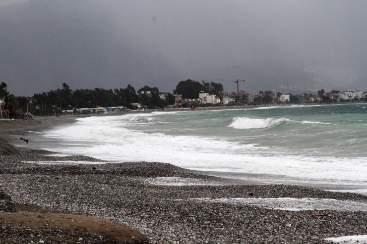 Fethiye’de Şiddetli Rüzgar Yüksek Dalgalar Oluşturdu
