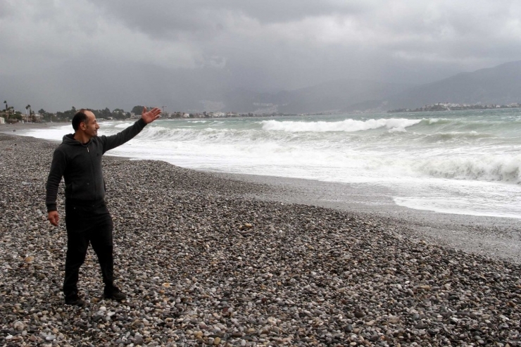 Fethiye’de Şiddetli Rüzgar Yüksek Dalgalar Oluşturdu